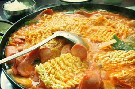 Đối với người c&oacute; tiền sử bị sỏi thận hoặc gen di truyền sỏi thận cũng như trẻ em tốt nhất đừng n&ecirc;n ăn m&igrave; t&ocirc;m v&agrave; c&aacute;c loại rau củ quả chứa axit oxalic. 
