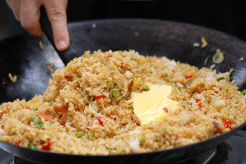 Ăn cơm nguội h&acirc;m n&oacute;ng c&oacute; thể g&acirc;y ngộ độc