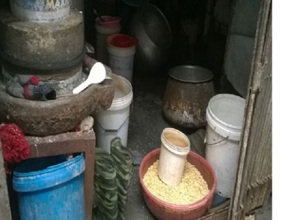 Kinh hoàng giòi bò lổm ngổm trong đậu phụ Kinh hoàng giòi bò lổm ngổm trong đậu phụ