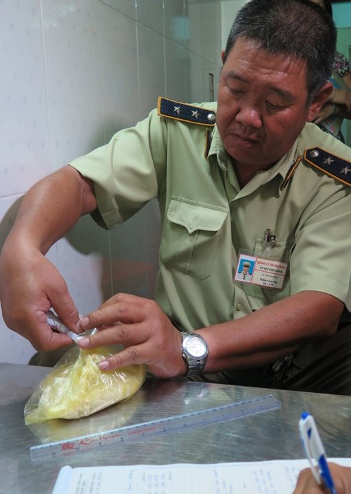 Lấy mẫu gạo nghi giả đi kiểm nghiệm