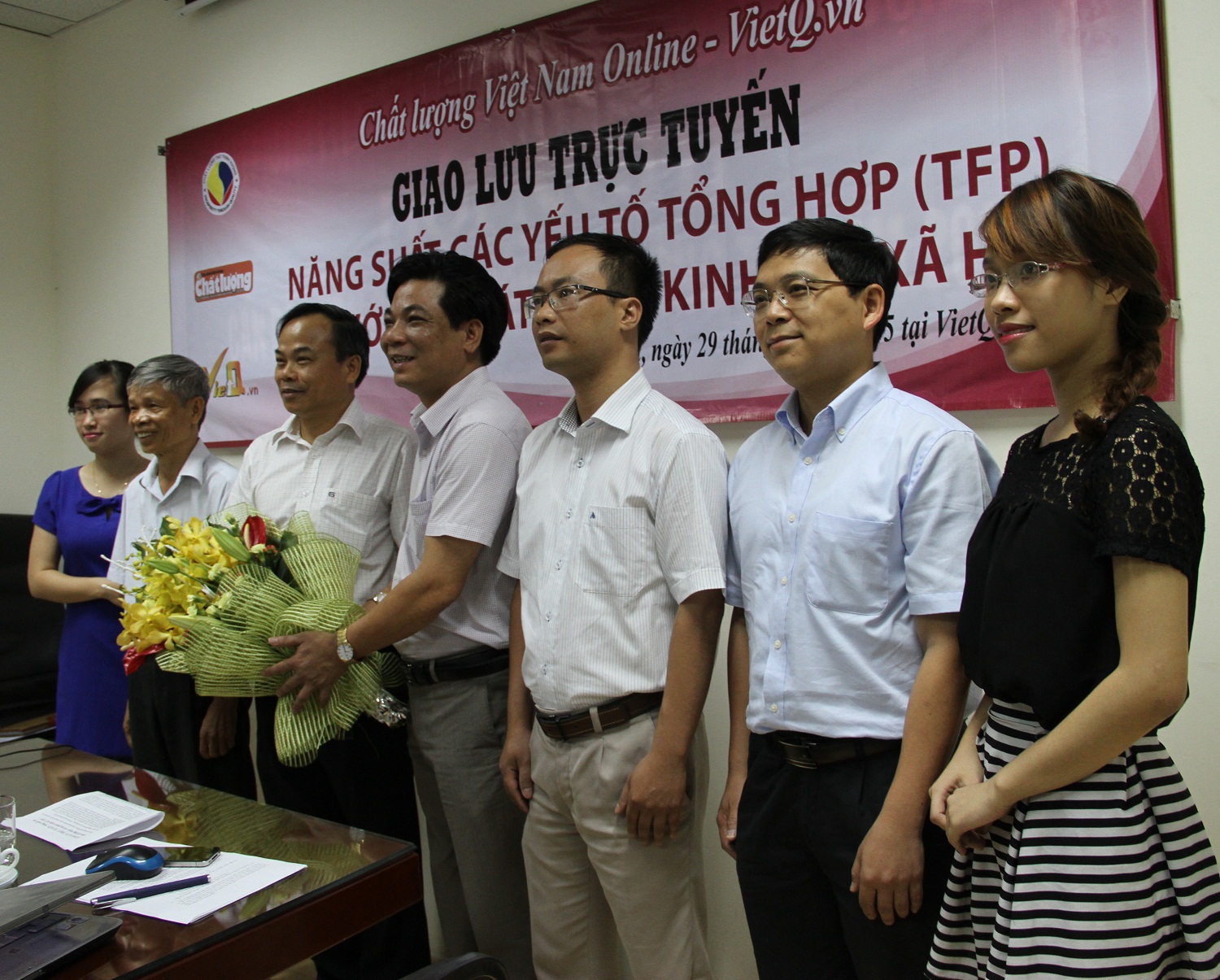 Tổng bi&ecirc;n tập Chất lượng Việt Nam (VietQ.vn) Trần Văn Dư (đứng giữa) tặng hoa cho kh&aacute;ch mời tham gia Giao lưu trực tuyến