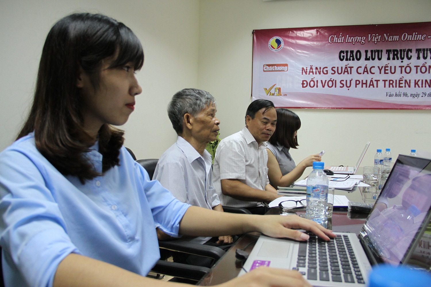 C&aacute;c kh&aacute;ch mời đang trả lời c&acirc;u hỏi của bạn đọc gửi về chương tr&igrave;nh Giao lưu trực tuyến