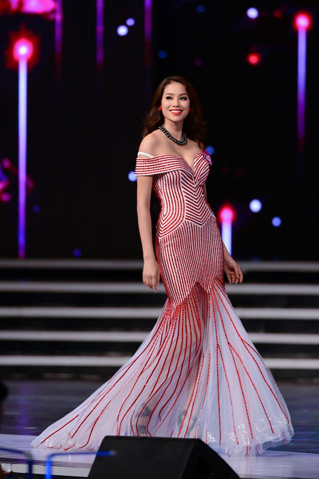 Phạm Hương trong trang phục dạ hội