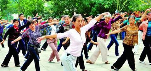 Khi&ecirc;u vũ dưỡng sinh dễ l&agrave;m tổn thương khớp gối người gi&agrave; 