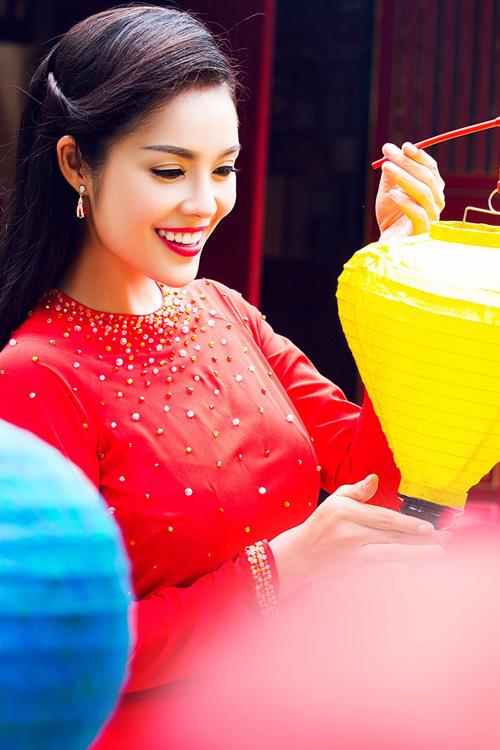 Trong bối cảnh cổ điển tại một ngôi chùa ở TP HCM, Trong bối cảnh cổ điển tại một ngôi chùa ở TP HCM,
