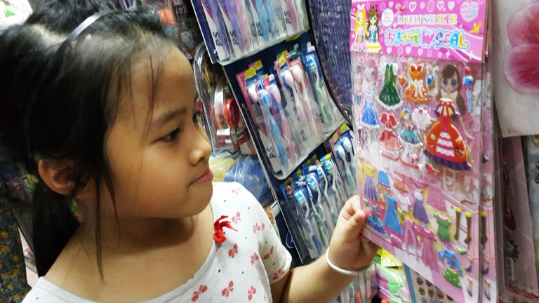 Hiểm họa v&ocirc; sinh từ miếng d&aacute;n đồ chơi Trung Quốc 