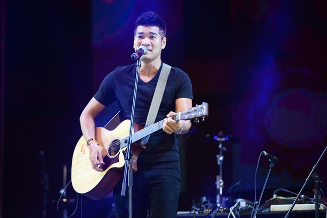 Mở màn chương trình, Tạ Quang Thắng trình diễn “Lá cờ”, do chính anh sáng tác