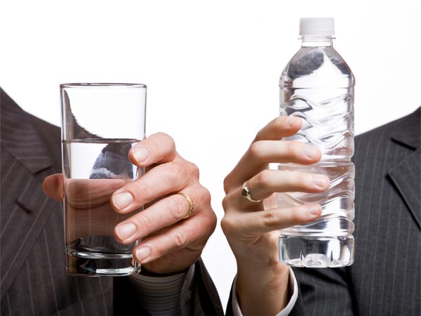 Kiểm so&aacute;t chất lượng nước uống bằng Quy chuẩn quốc gia 