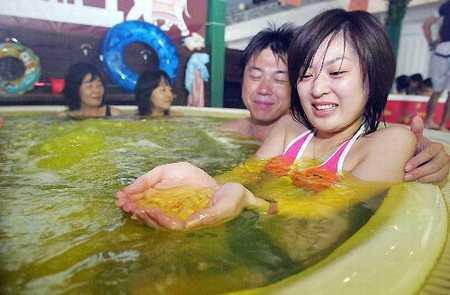 Tại một khu suối nước nóng ở Hakone thuộc tỉnh Hanagawa, Nhật Bản, người ta cho bột cà ri vào trong bể nước. Theo nhân viên ở đây cho biết, cách tắm cho cà ri vào trong nước này có tác dụng cải thiện tuần hoàn máu và bảo vệ da.