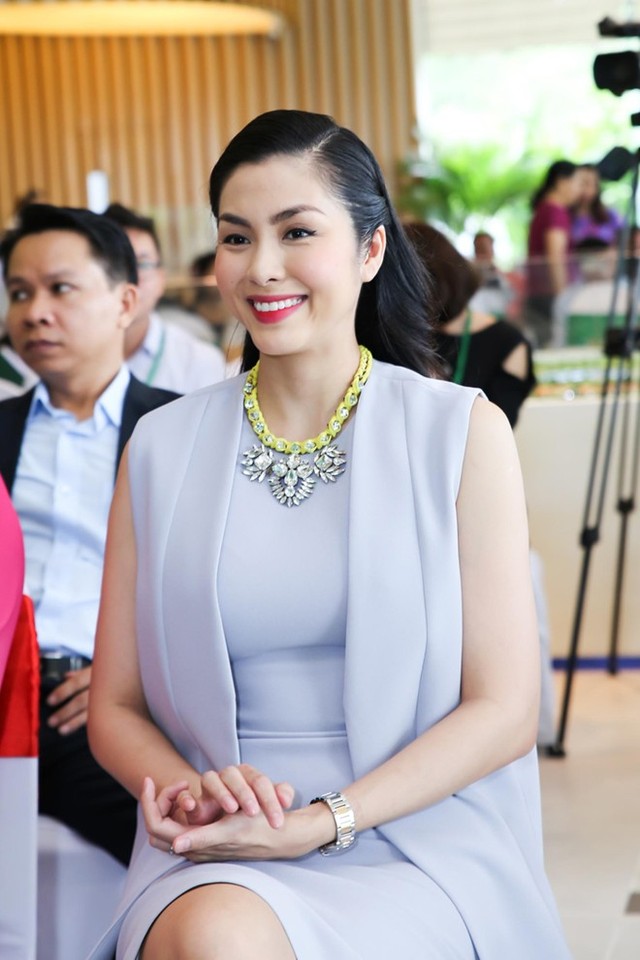 Người đẹp Mỹ nhân kế diện trang phục thanh lịch và tinh tế. Vóc dáng sau sinh của người đẹp vẫn thon gọn như thời son rỗi.