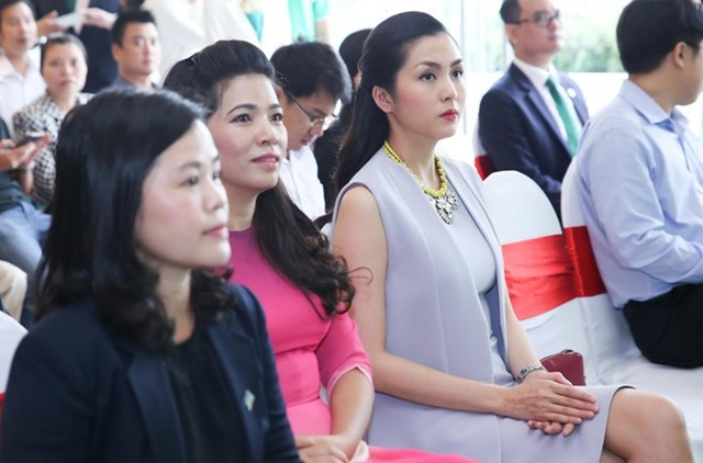 Lần đầu ra mắt truyền thông sau thời gian lui về hậu trường thực hiện thiên chức làm mẹ, Tăng Thanh Hà xuất hiện rạng rỡ và nổi bật.