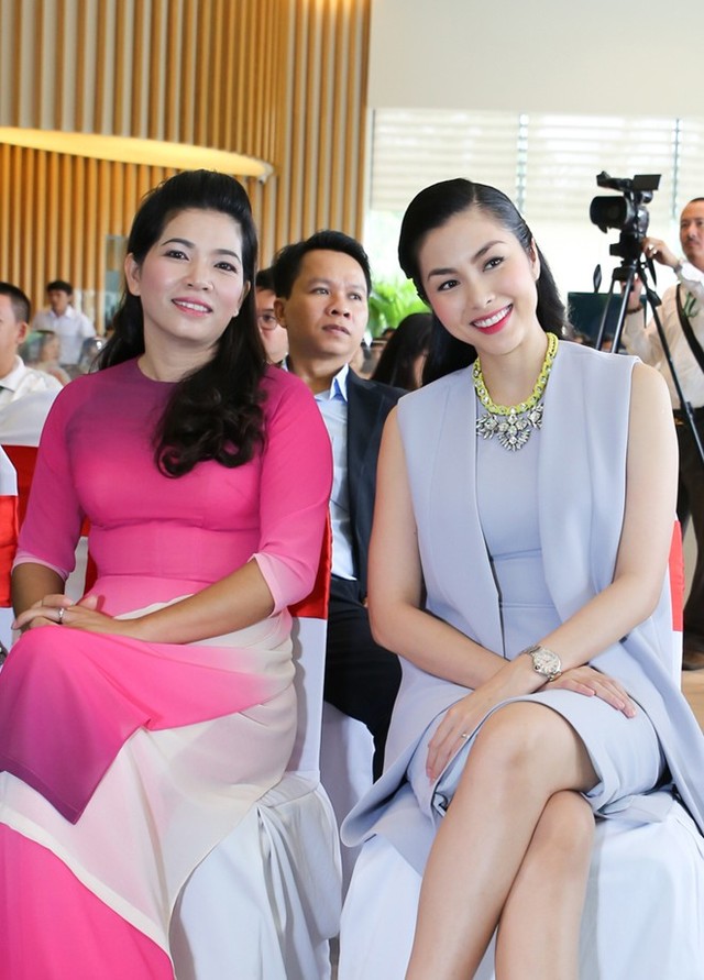  Kể từ lúc mang bầu và sinh con trai đầu lòng, Tăng Thanh Hà hiếm tham dự sự kiện làng giải trí. Mới đây, “ngọc nữ” điện ảnh Việt góp mặt tại buổi ra mắt dự án bất động sản do cô làm đại sứ.