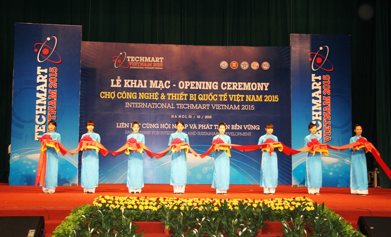 PTT Vũ Đức Đam và các đại biểu cắt băng khai mạc