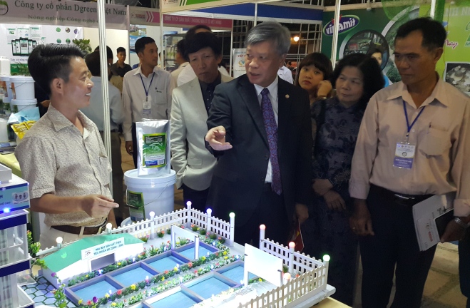 Trưởng ban tổ chức Techmart 2015 thăm gian hàng trưng bày của công ty Trúc Anh - Bạc Liêu