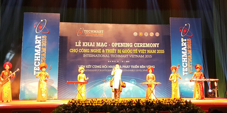 Lễ khai mạc tưng bừng với những khúc ca hoàn tráng, đậm chất Việt Nam