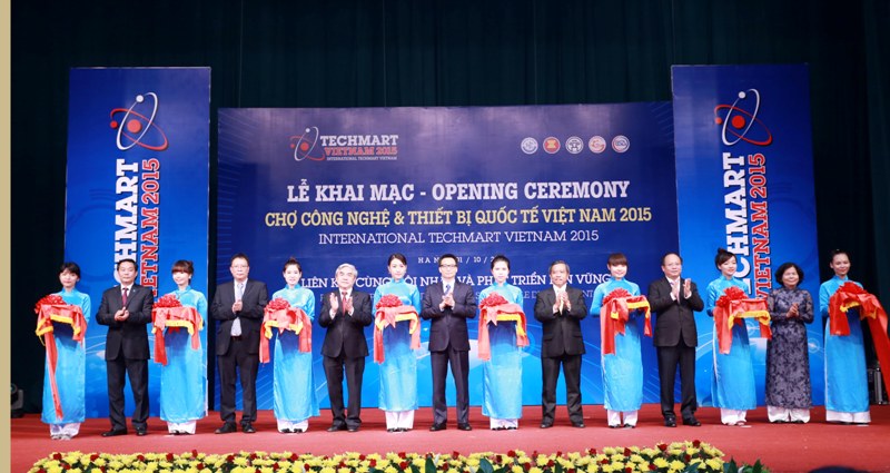 PTT Vũ Đức Đam và các đại biểu cắt băng khai mạc