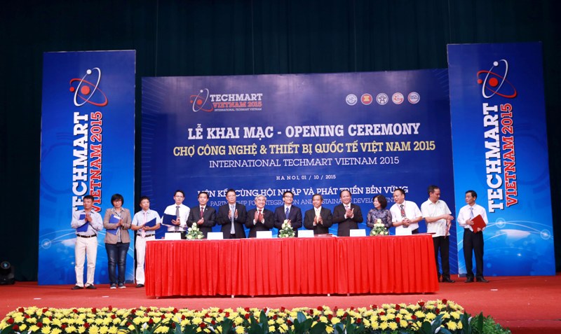 Các đại biểu chứng kiến lễ ký kết chuyển giao công nghệ 