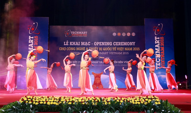Lễ khai mạc tưng bừng với những khúc ca hoàn tráng, đậm chất Việt Nam