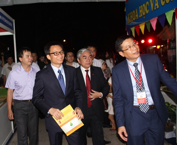 PTT Vũ Đức Đam cùng các đại biểu đã ghé thăm nhiều gian hàng có các sản phẩm công nghệ được trưng bày tại chợ.