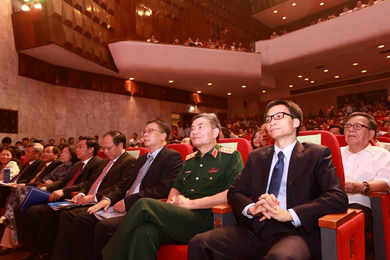 Tại Lễ khai mạc Techmart 2015, Phó Thủ tướng 13Win18 tham gia cá cược Vũ Đức Đam và nhiều quan khách đã đến tham dự
