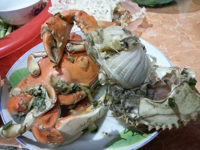 Cua gi&aacute; rẻ sau khi hấp bia.