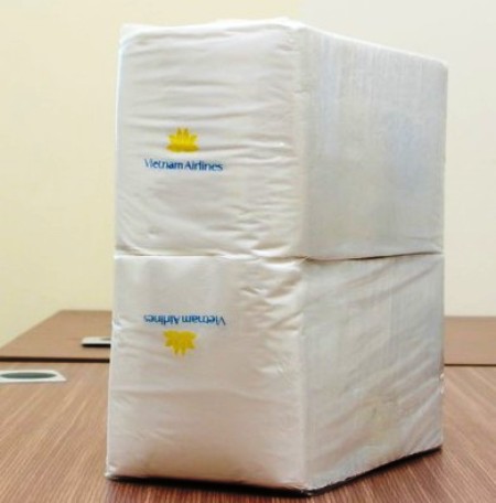 Một loại giấy được gắn logo Vietnam Airlines b&aacute;n với gi&aacute; 48.000 đồng