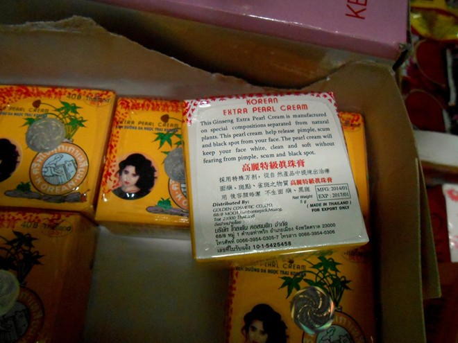 Hộp kem c&ocirc; g&aacute;i Nhật được người b&aacute;n giới thiệu l&agrave; nhập khẩu từ Th&aacute;i Lan nhưng tr&ecirc;n bao b&igrave; lại in chữ Trung Quốc, kh&ocirc;ng c&oacute; th&ocirc;ng tin về th&agrave;nh phần h&oacute;a học.