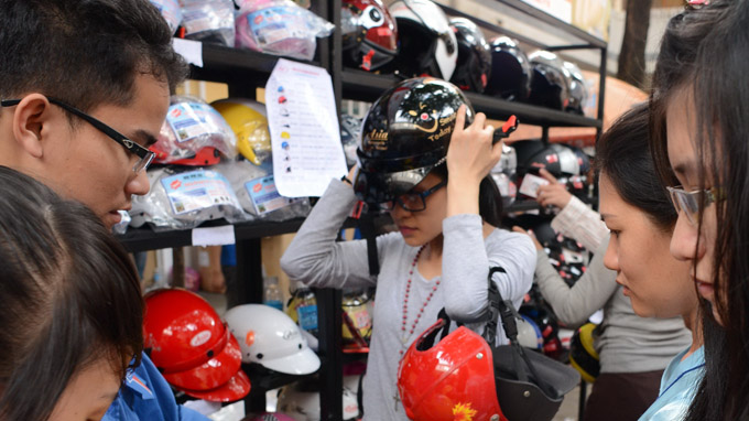 Người d&acirc;n đ&atilde; chủ động mua MBH chất lượng thay v&igrave; đội mũ thời trang để tr&aacute;nh bị phạt