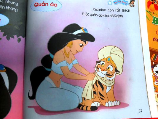 Cuốn truyện với hỉnh ảnh thiếu nữ ăn mặc gợi cảm, nội dung đơn điệu nằm trong kệ s&aacute;ch tại hiệu s&aacute;ch Nghĩa T&igrave;nh tr&ecirc;n đường Phạm Văn Đồng