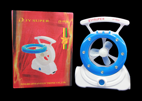 Quạt đa năng mini được nhiều cha mẹ mua cho con sử dụng