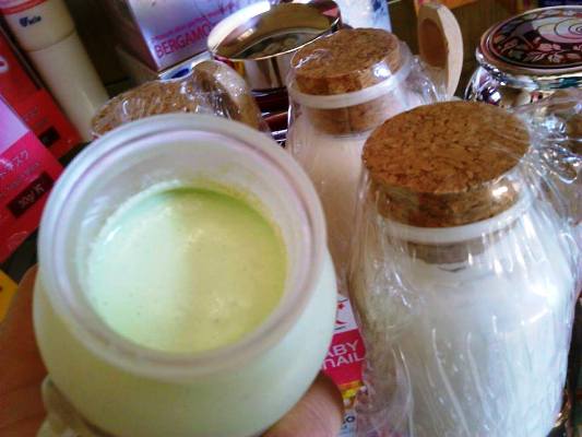 Sữa non k&iacute;ch trắng da được đ&oacute;ng chai nhưng kh&ocirc;ng hề c&oacute; nh&atilde;n m&aacute;c