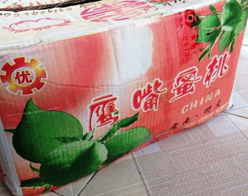 Kh&ocirc;ng kh&oacute; thấy những th&ugrave;ng đ&agrave;o in chữ Trung Quốc được vận chuyển từ chợ đầu mối Long Bi&ecirc;n về c&aacute;c khu chợ lẻ