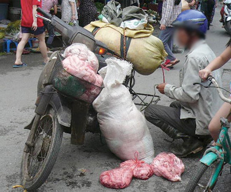 Thu mua mỡ loại, &ocirc;i thiu&hellip; ở c&aacute;c chợ về l&agrave;m h&agrave;ng.