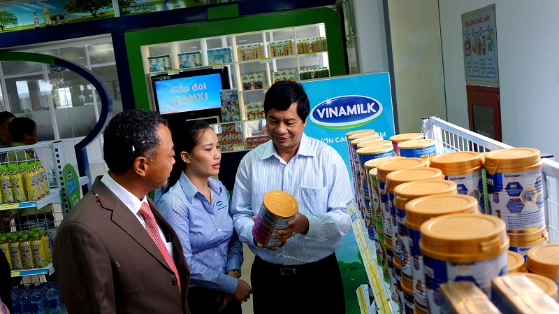 Kh&aacute;ch h&agrave;ng tham quan điểm b&aacute;n h&agrave;ng &ldquo;Tự h&agrave;o h&agrave;ng Việt Nam&rdquo; tại cửa h&agrave;ng Vinamilk Nghệ An, nơi trưng b&agrave;y v&agrave; b&aacute;n hơn 200 sản phẩm c&aacute;c loại của Vinamilk đạt chất lượng theo ti&ecirc;u chuẩn của Việt Nam v&agrave; quốc tế
