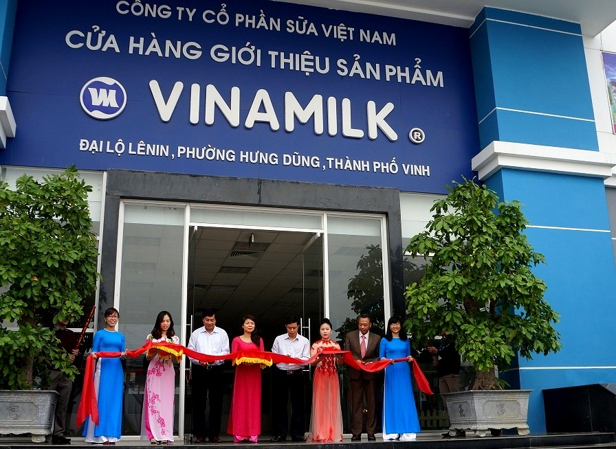 Lễ cắt băng khai trương điểm b&aacute;n h&agrave;ng &ldquo;Tự h&agrave;o h&agrave;ng Việt Nam&rdquo; tại cửa h&agrave;ng Vinamilk, số 4 Đại lộ L&ecirc; Nin, Nghệ An