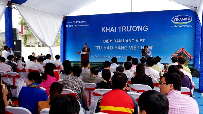 Quang cảnh buổi lễ khai trương điểm b&aacute;n h&agrave;ng &ldquo;Tự h&agrave;o h&agrave;ng Việt Nam&rdquo;