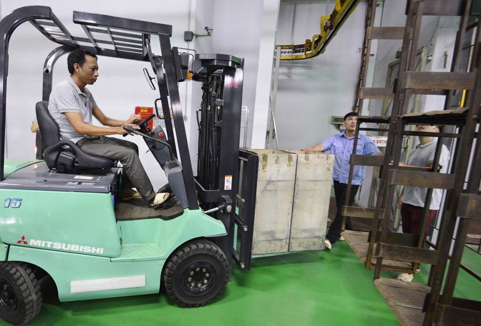 Những thùng vải được chuyển ra dây chuyền trước khi chiếu xạ