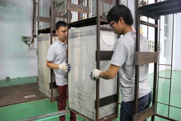 Từng thùng vải thiều được cẩu đưa lên băng chuyền, chuẩn bị đưa vào phòng chiếu xạ. 