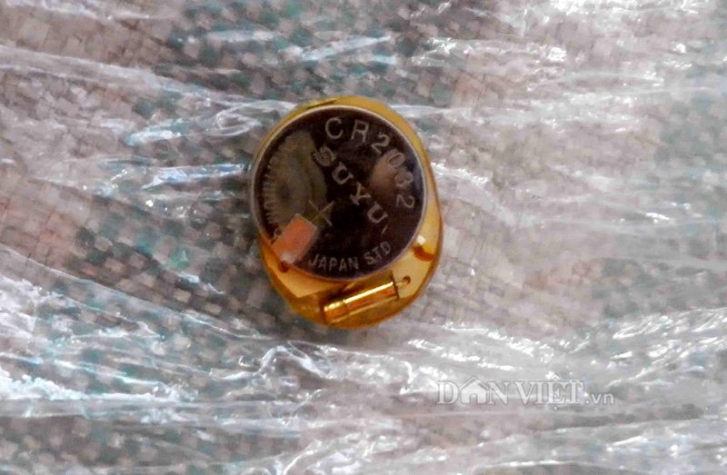 B&eacute; trai ngất xỉu sau khi mặc chiếc &aacute;o Trung Quốc gắn 'vật thể lạ' 