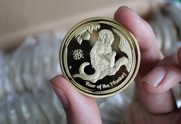  Tiền được dùng để mừng tuổi “trúng con giáp của năm” đang được nhiều người Việt hưởng ứng thay vì quan tâm đến giá trị tiền bạc của bao lì xì.