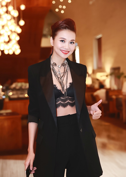  Thanh Hằng tạo nên sự phá cách khi diện áo blazer, quần ống suông và nội y đồng màu.