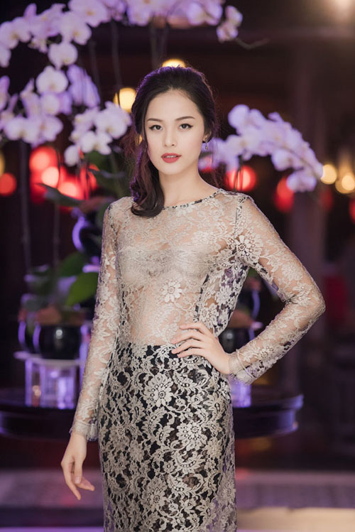 Hạ Vi cũng chọn phong cách này để giúp mình trở nên gợi cảm hơn.