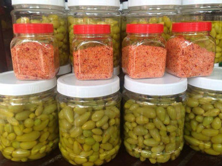 Những hộp nho ng&acirc;m được b&aacute;n k&egrave;m muối ớt đang trở th&agrave;nh m&oacute;n 