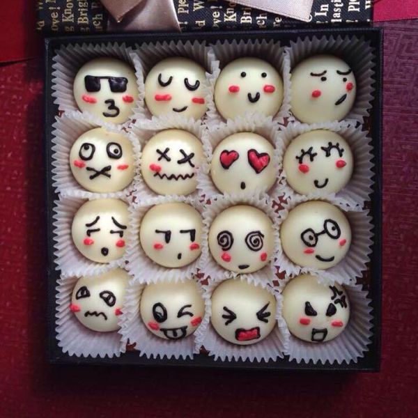   Những viên chocolate handmade dạng chữ hoặc có màu sắc, kiểu dáng dáng dễ thương được bán theo viên với giá từ 6-15 nghìn đồng.