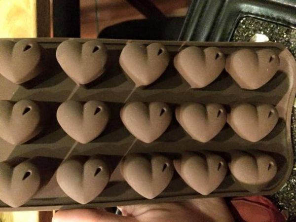 các shop chỉ bán hàng theo mẫu có sẵn. Hiện giá mỗi hộp chocolate 30 viên dạng này có giá từ 350-420 nghìn đồng
