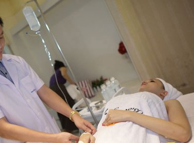 Truyền trắng bằng huyết thanh: Tốn k&eacute;m v&agrave; lắm nguy cơ