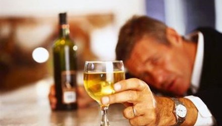 Người uống rượu đỏ mặt c&oacute; nguy cơ mắc bệnh g&igrave;?