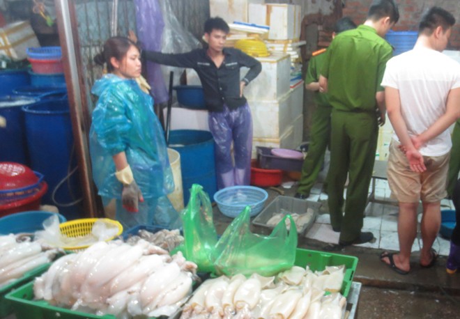 Công an quận Ba Đình kiểm tra khu vực buôn bán thủy sản trong chợ Long Biên (phường Phúc Xá, quận Ba Đình, Hà Nội), sáng 15/4. Công an quận Ba Đình kiểm tra khu vực buôn bán thủy sản trong chợ Long Biên (phường Phúc Xá, quận Ba Đình, Hà Nội), sáng 15/4.
