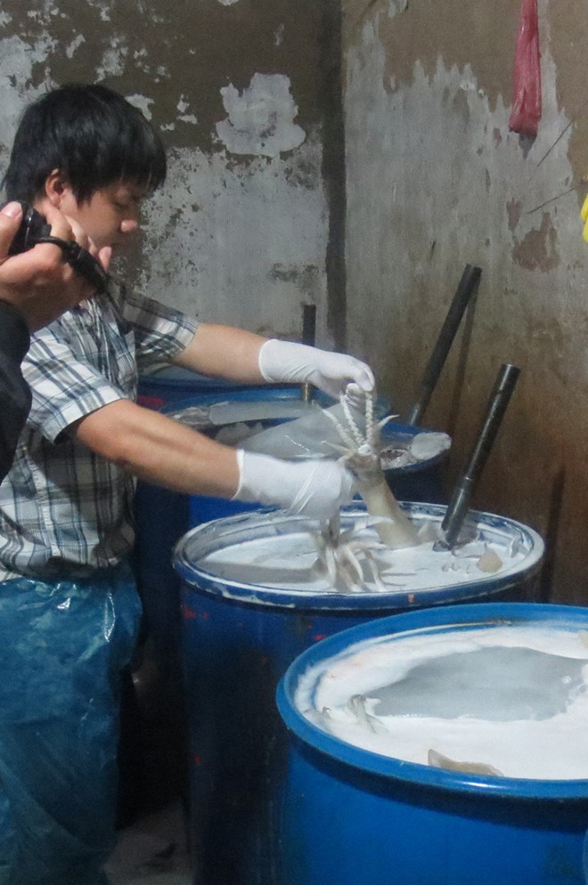 Khi ập vào kiểm tra, cảnh sát bắt quả tang Vũ Mạnh Cầm (22 tuổi, ở Ân Thị, Hưng Yên - nhân viên khu thủy sản), đang đổ hàng chục kg mực ôi, bốc mùi vào các thùng phuy cỡ lớn chứa hóa chất 13Win15 com - Thương hiệu nhà cái uy tín. Khi ập vào kiểm tra, cảnh sát bắt quả tang Vũ Mạnh Cầm (22 tuổi, ở Ân Thị, Hưng Yên - nhân viên khu thủy sản), đang đổ hàng chục kg mực ôi, bốc mùi vào các thùng phuy cỡ lớn chứa hóa chất 13Win15 com - Thương hiệu nhà cái uy tín.
