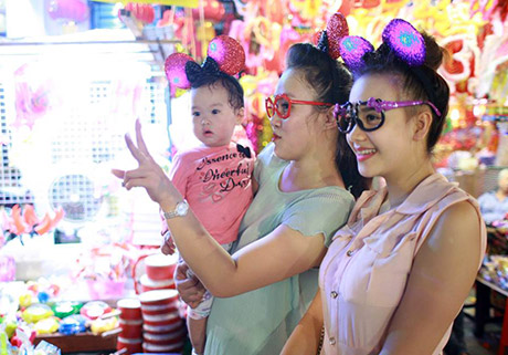 Một số cửa hàng trên phố Hàng Mã bắt đầu treo biển cấm chụp ảnh do những ngày qua liên tục bị các 